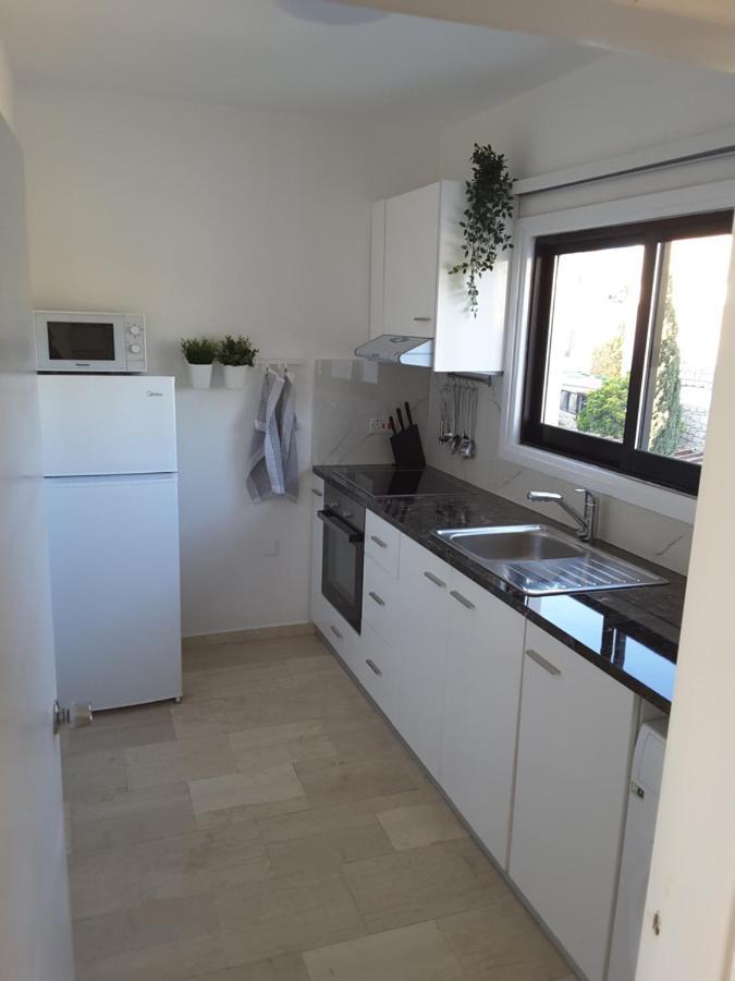 Apartamento Blue Coast Semeli By The Sea Paphos Exterior foto
