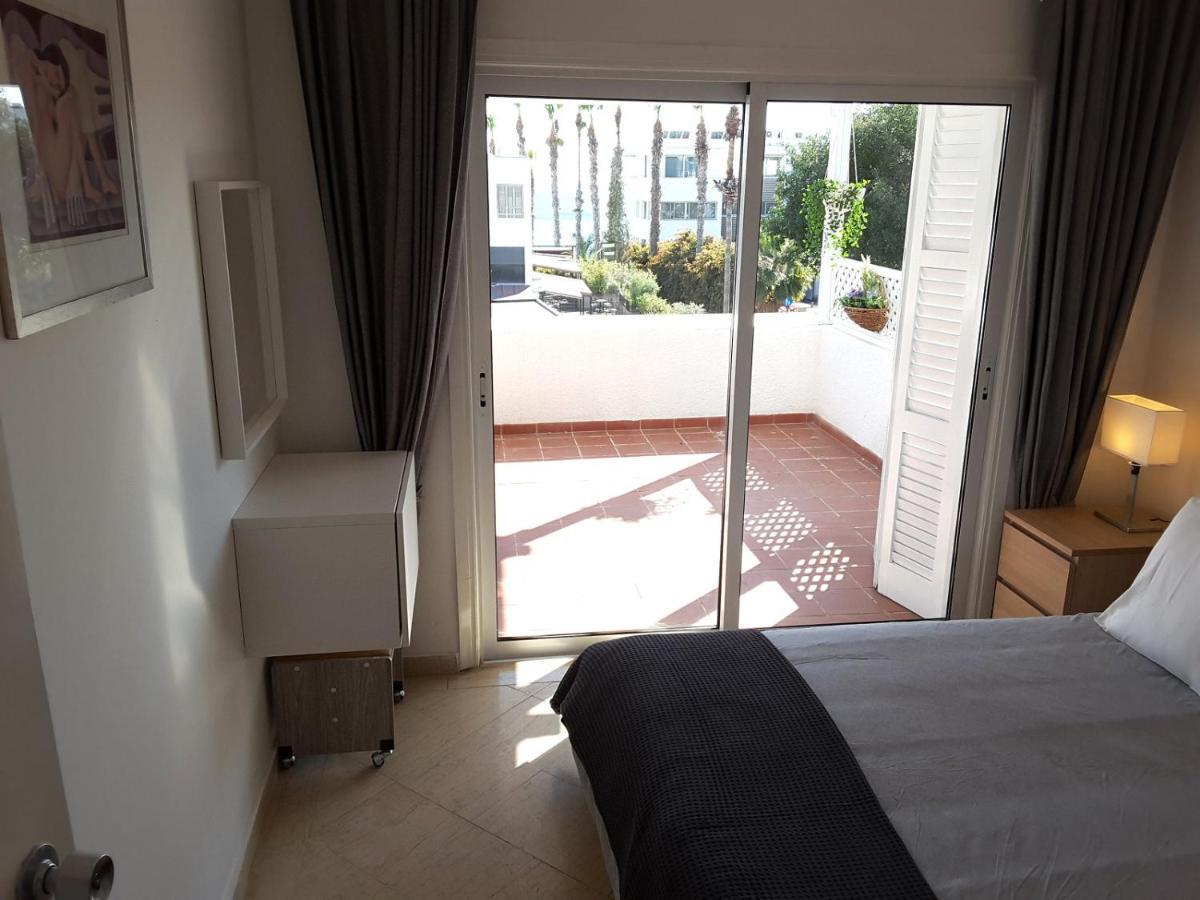 Apartamento Blue Coast Semeli By The Sea Paphos Exterior foto